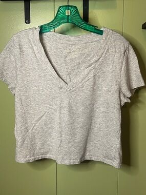 Universal Thread Light Heather Gray V-Neck Short Sleeve Tee